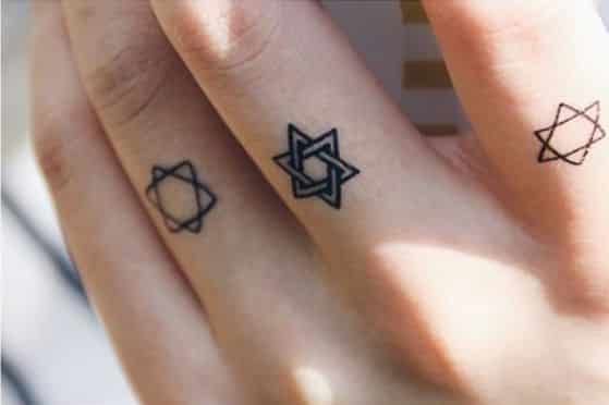 los tatuajes pequeños con este tipo de simbolos sencillos son hermosos