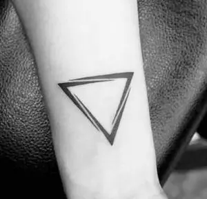 Tatuaje-Triangulo-Negro